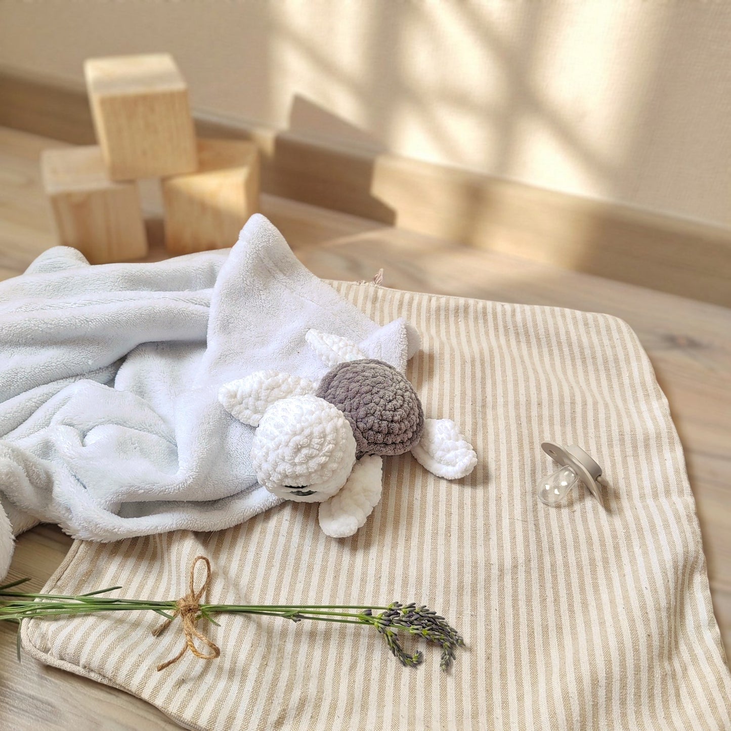 Tiny doudou tortue blanche & grise