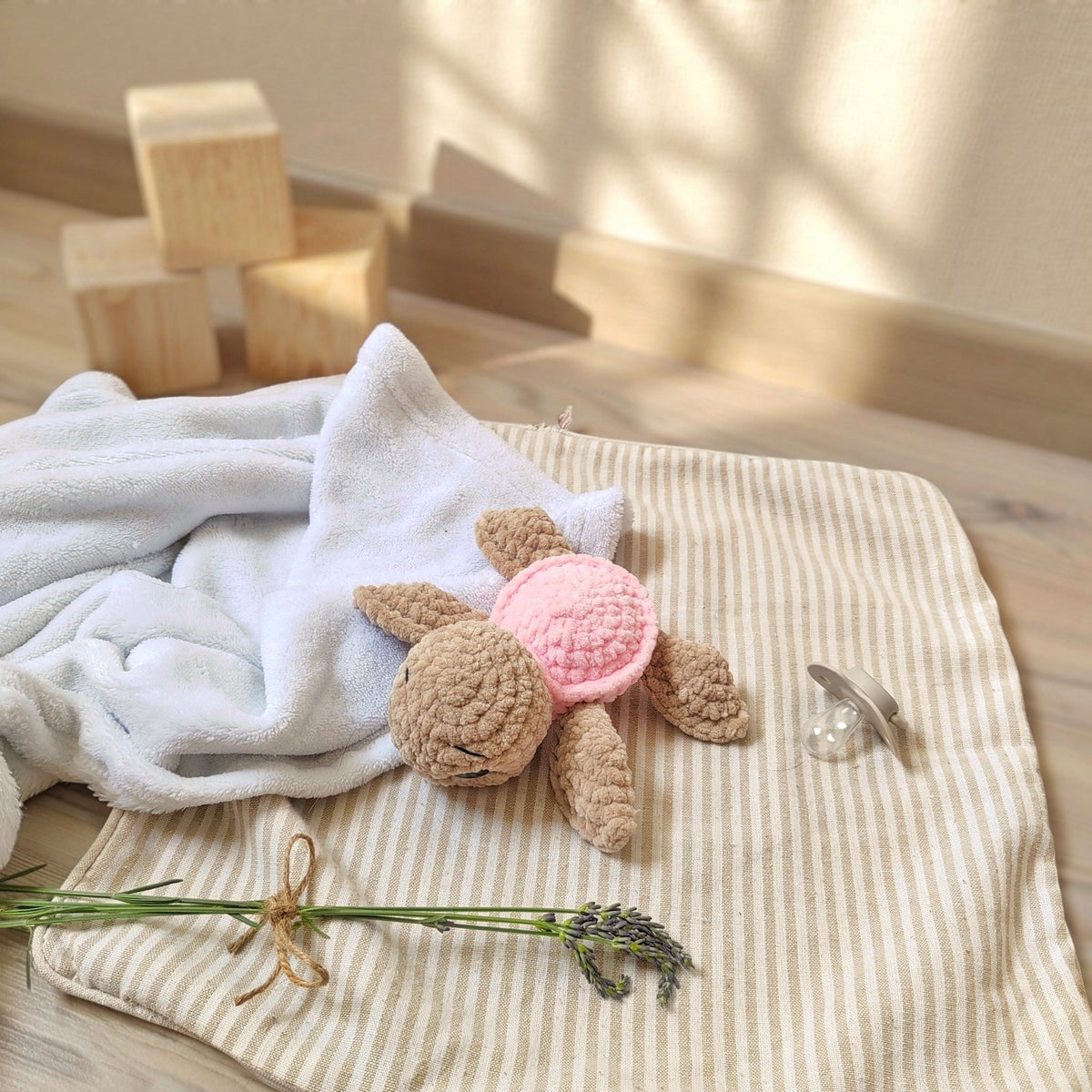 Tiny doudou tortue crochet - beige & rose