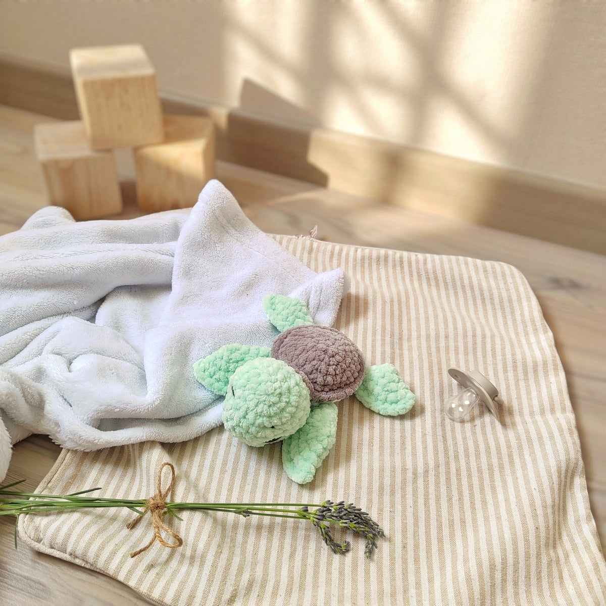 Tiny doudou tortue crochet - verte & grise