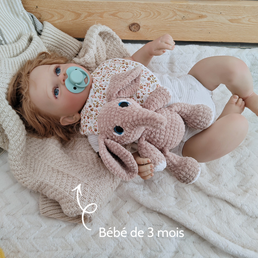 doudou éléphant crochet beige avec bébé de 3 mois