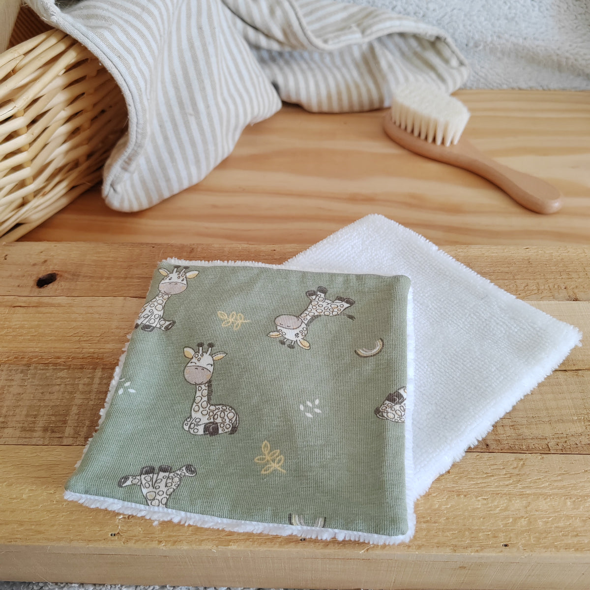 Lot de 2 Débarbouillettes bébé éponge bambou - girafes vertes
