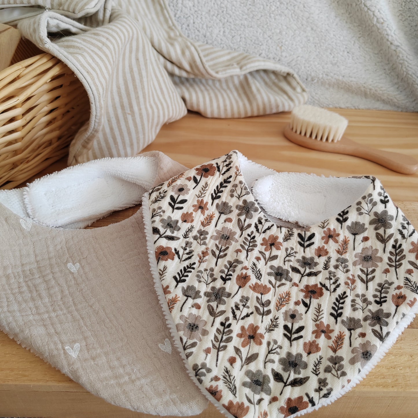 Lot de 2 bavoirs double gaze cœurs beige & fleuri cottage