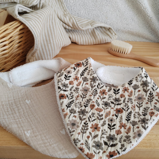 Lot de 2 bavoirs double gaze cœurs beige & fleuri cottage