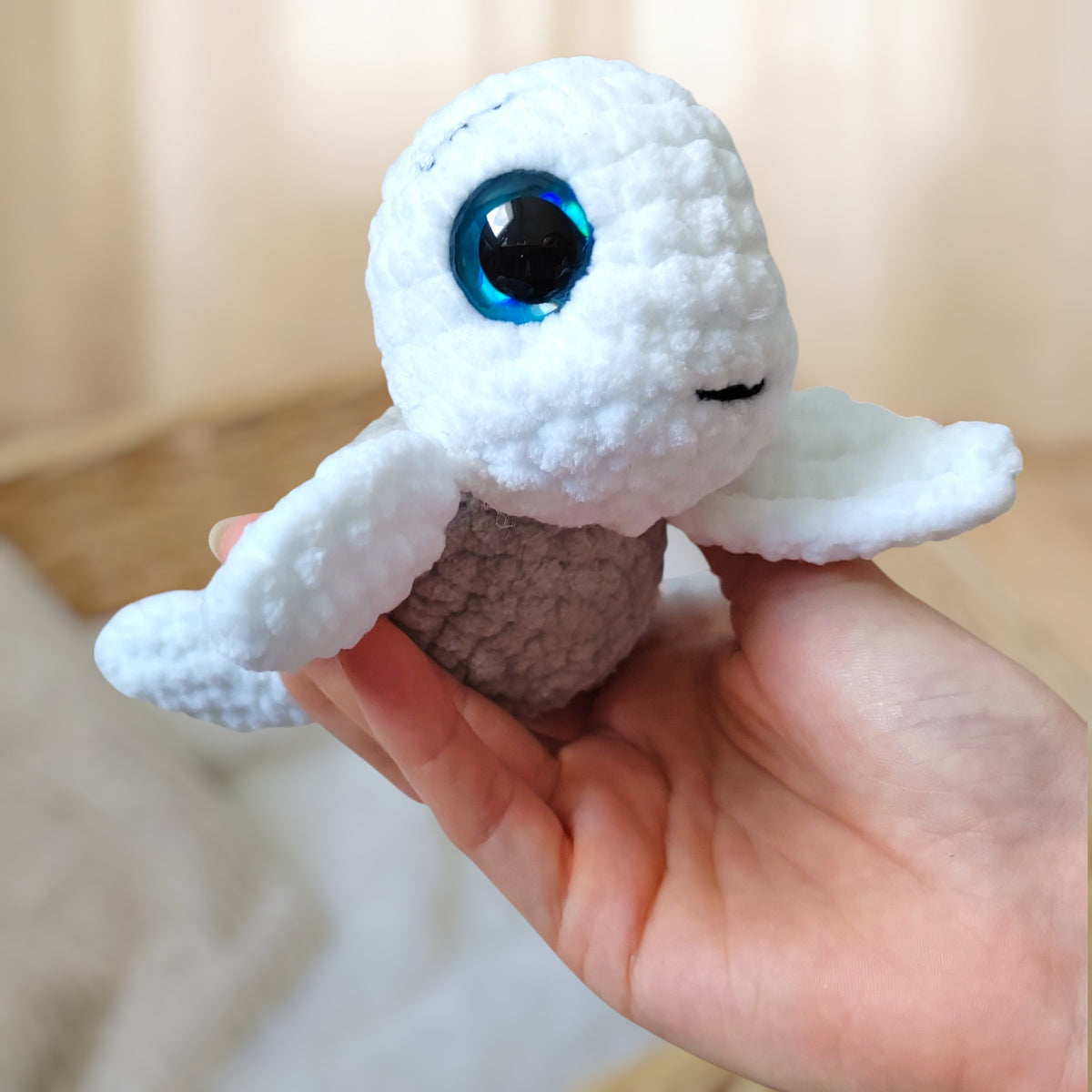 Tiny doudou tortue crochet - blanche & gris clair