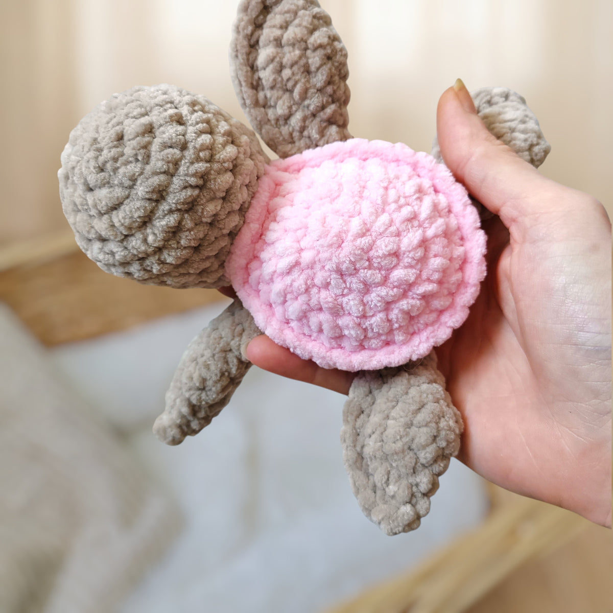 Tiny doudou tortue crochet - beige & rose