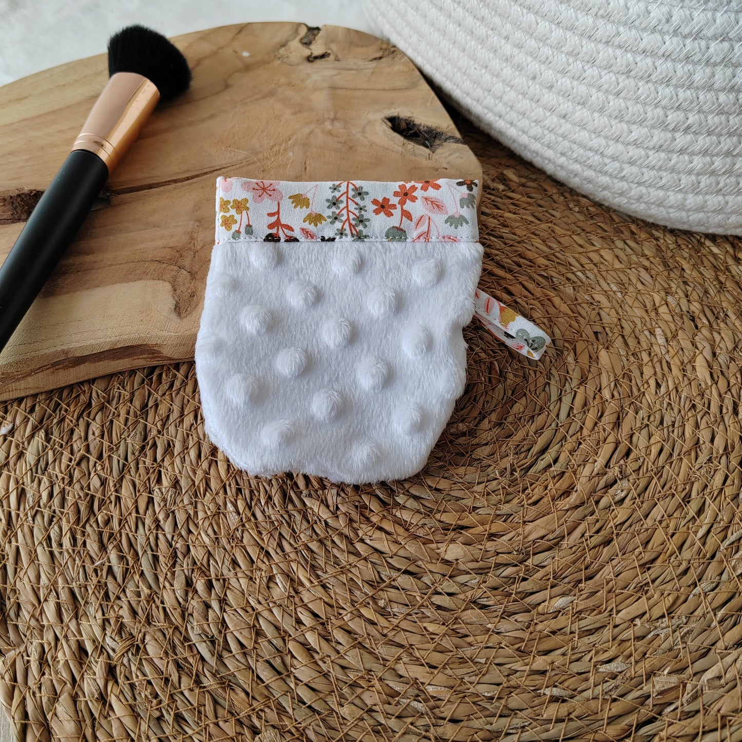 Gant démaquillant magique