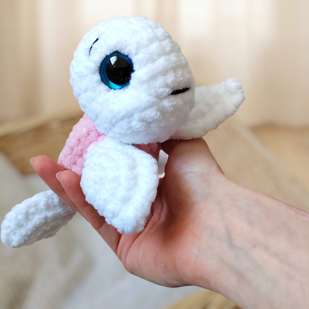 Tiny doudou tortue crochet - blanche & rose