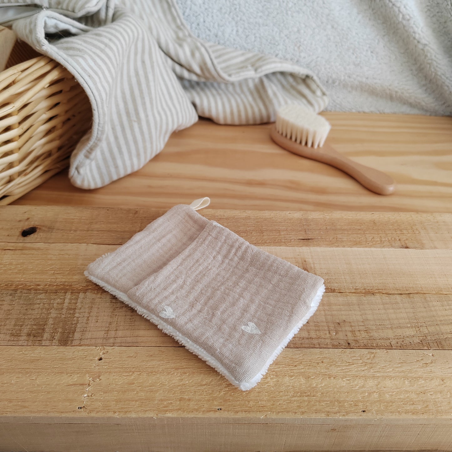 Mini gant de toilette d'apprentissage double gaze beige petits coeurs