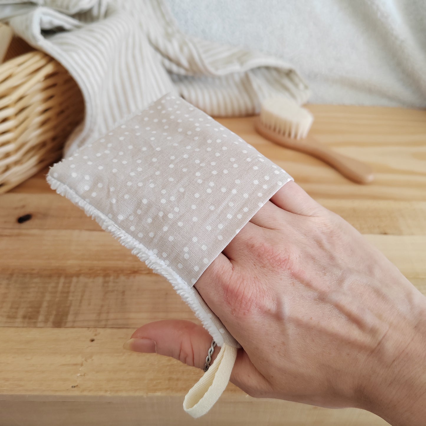Mini gant de toilette d'apprentissage pois beige
