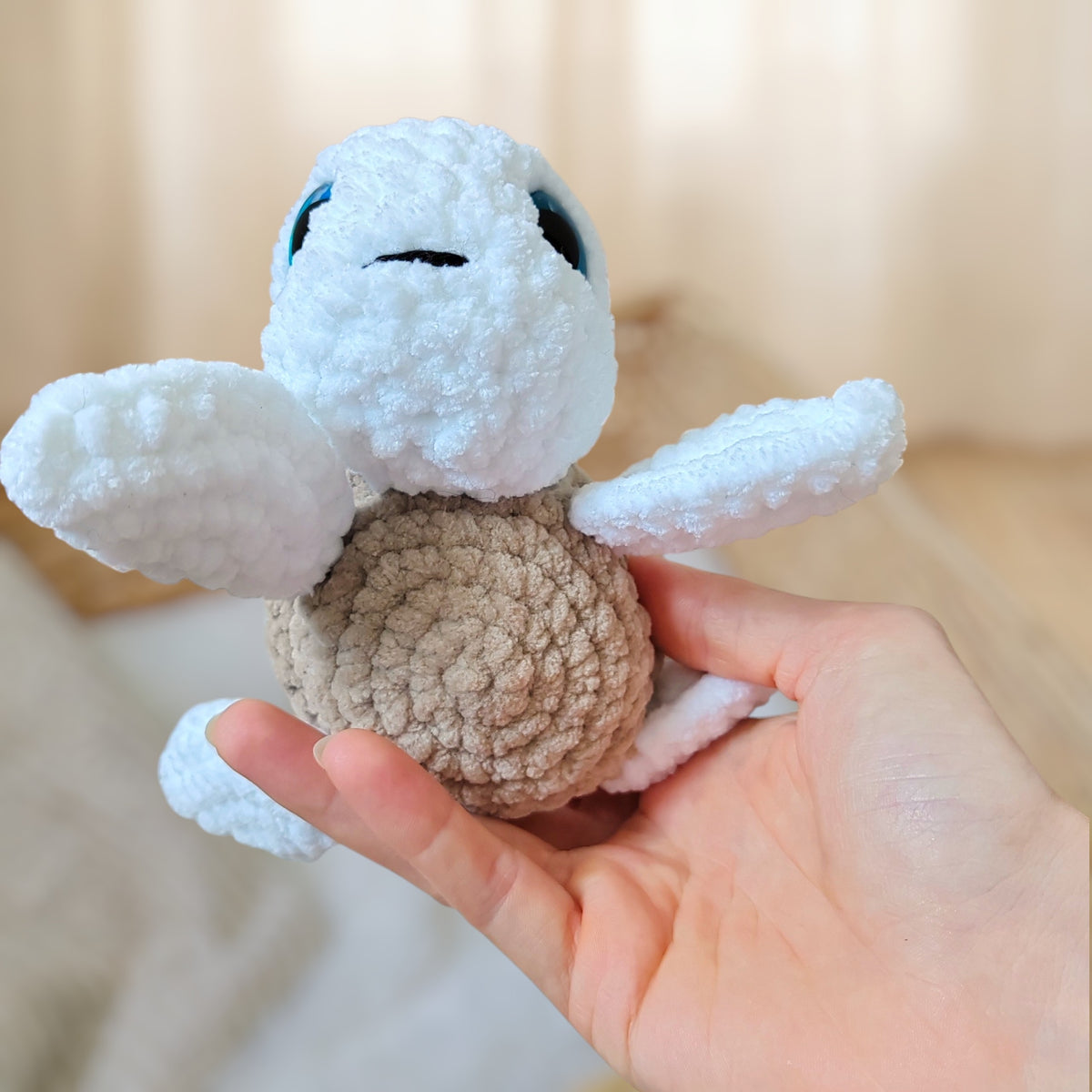 Tiny doudou tortue crochet - blanche & beige