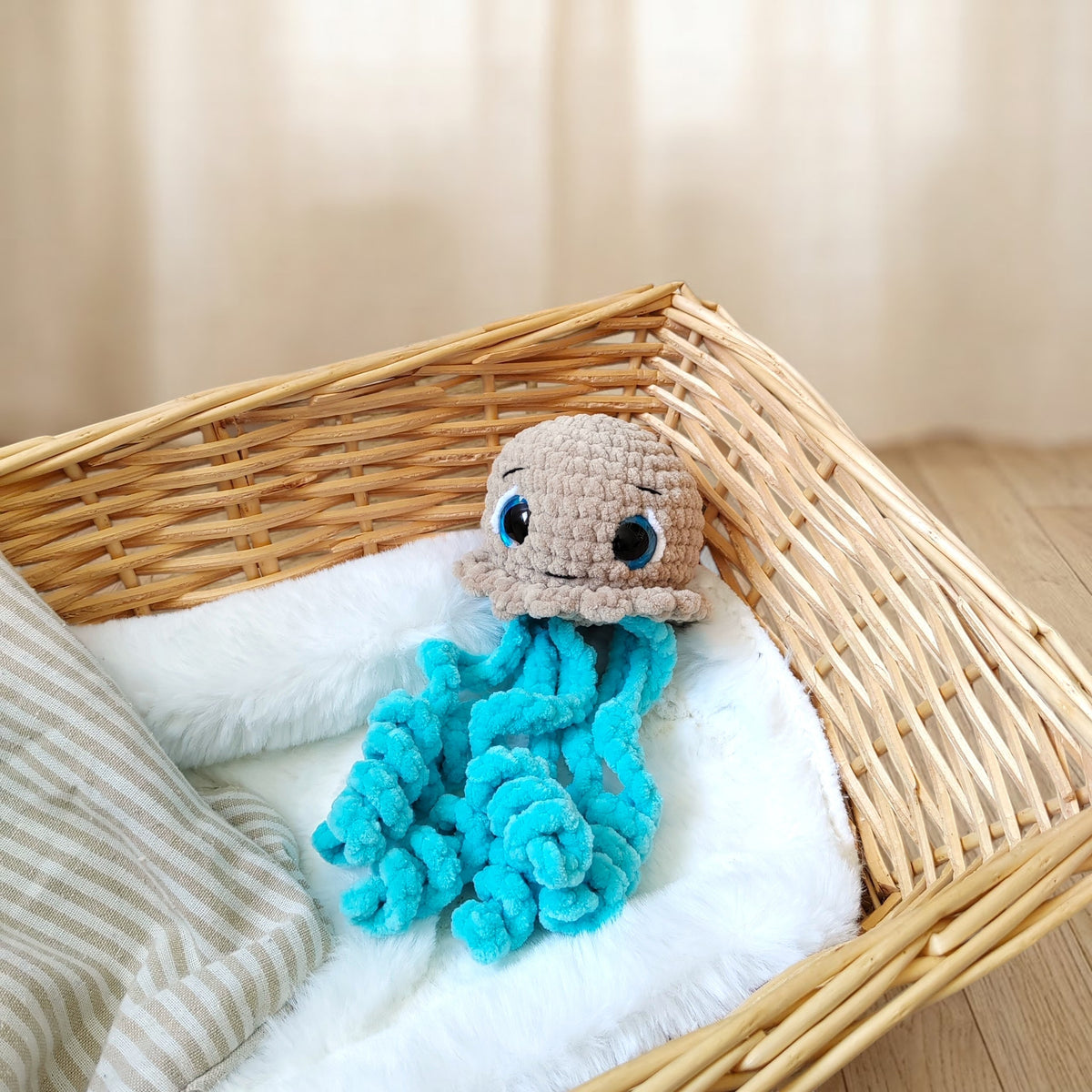Tiny doudou méduse  crochet - bleue