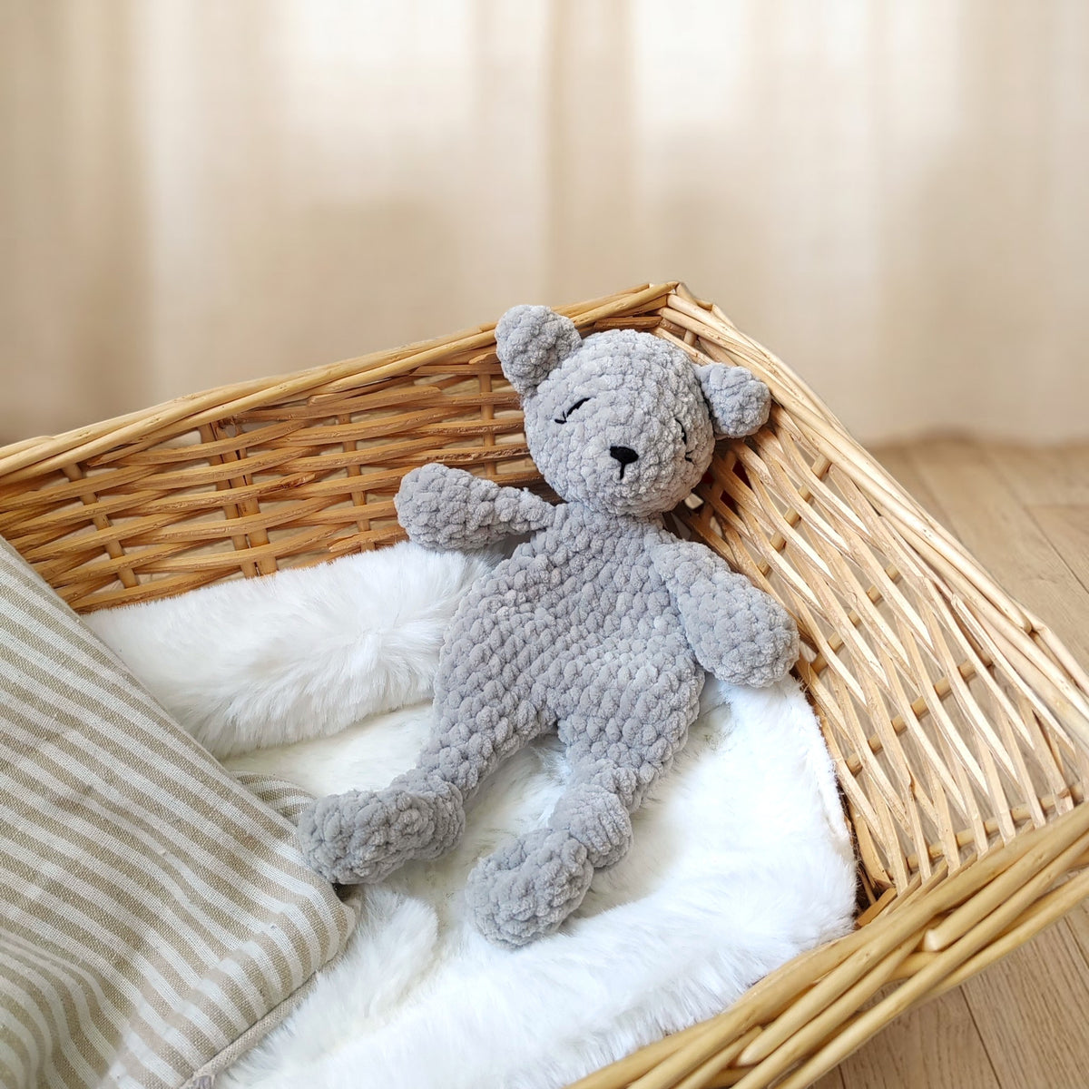 Tiny doudou plat ours crochet - gris clair