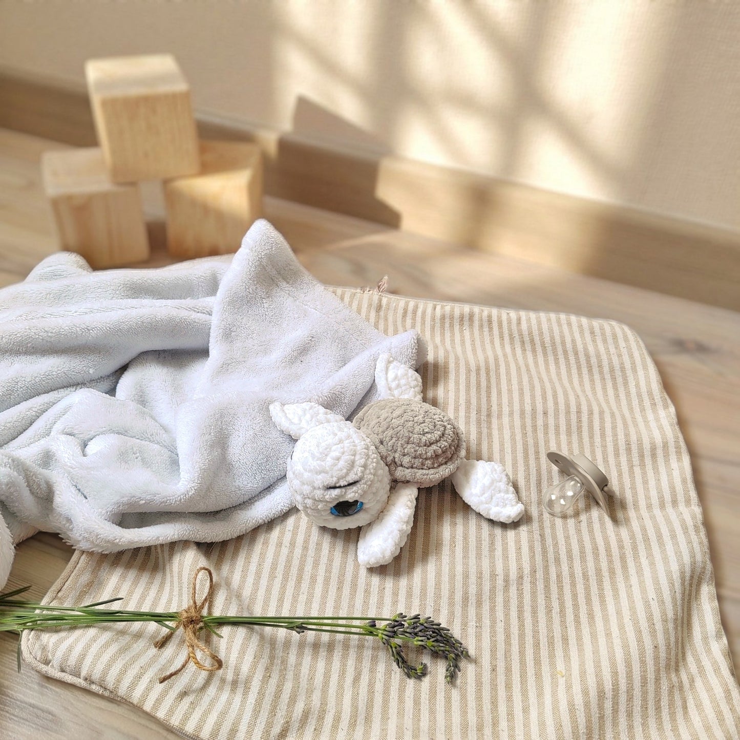 Tiny doudou tortue blanche / gris clair