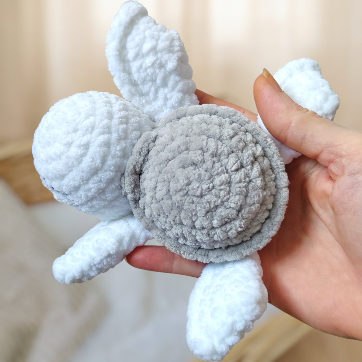 Tiny doudou tortue crochet - blanche & gris clair
