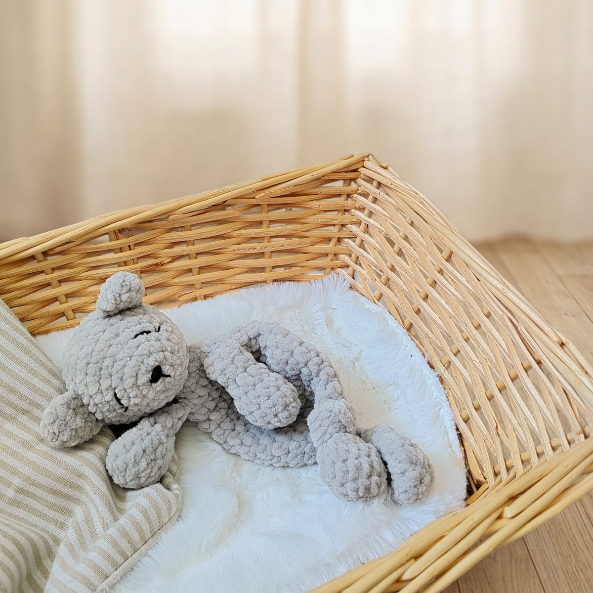 Tiny doudou plat ours crochet - gris clair