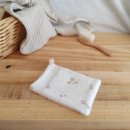 Mini gant de toilette d'apprentissage double gaze petites girafes