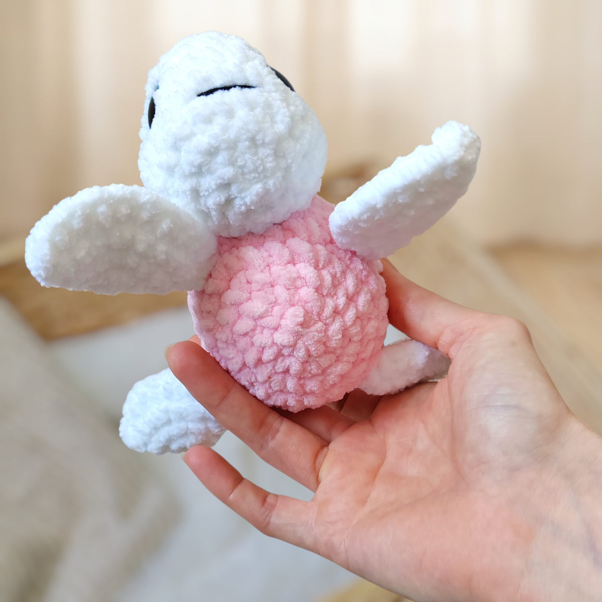Tiny doudou tortue crochet - blanche & rose