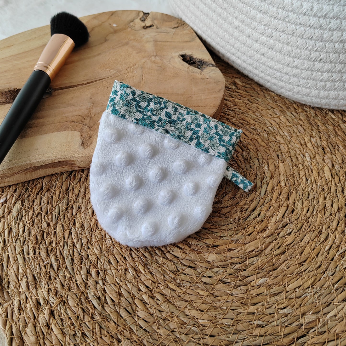 Gant démaquillant magique